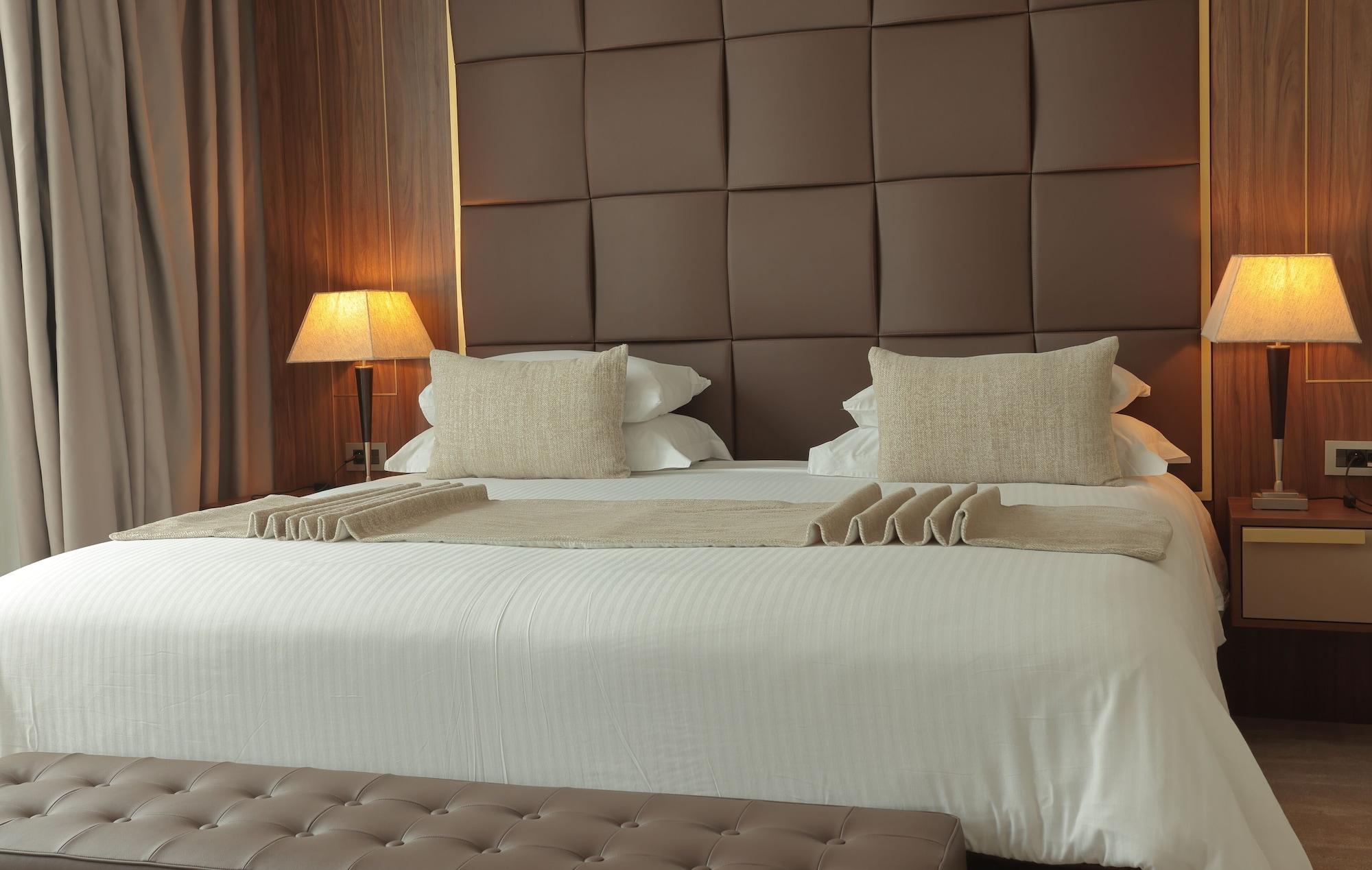 Le Palace D'Anfa Касабланка Экстерьер фото A bed with a headboard
